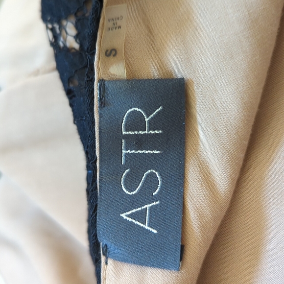 Astr Long Sleeve Lace Romper - Picture 16 of 16